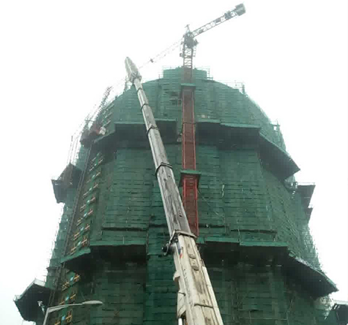 浉河吊车在工地上作业